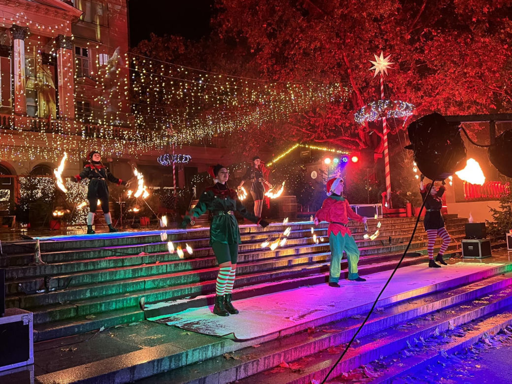 Betlejem Poznańskie 2023. Zimowe Fire Show na placu Wolności w Poznaniu