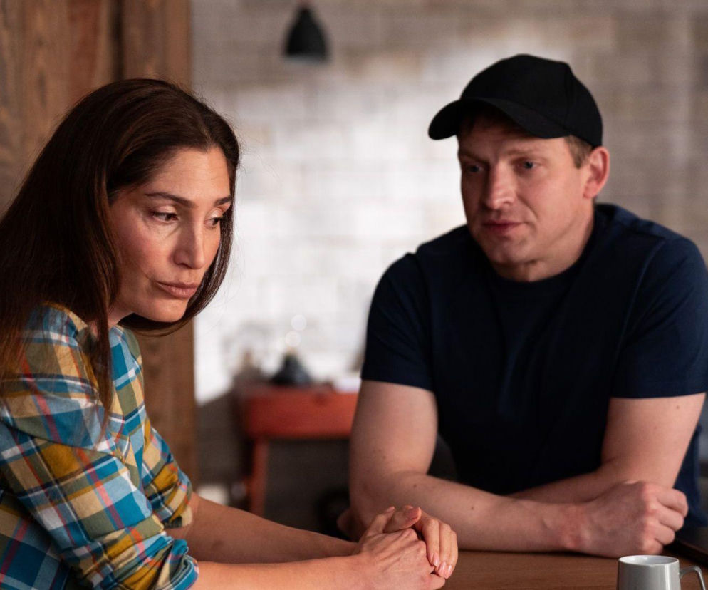 Orina Krajewska jako Celina i Michał Rolnicki jako Łukasz w serialu Barwy szczęścia. Celina w koszuli w kratę patrzy zamyślona, a Łukasz w czapce i granatowej koszulce siedzi obok. O najnowszych odcinkach i fabule przeczytasz na Super Seriale.