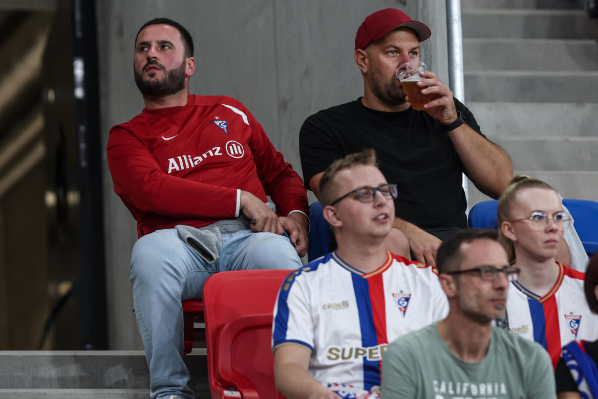 Górnik Zabrze - Termalica Nieciecza. Niesamowita atmosfera na Arenie Zabrze! Kibice Górnika dopingują swoją drużynę