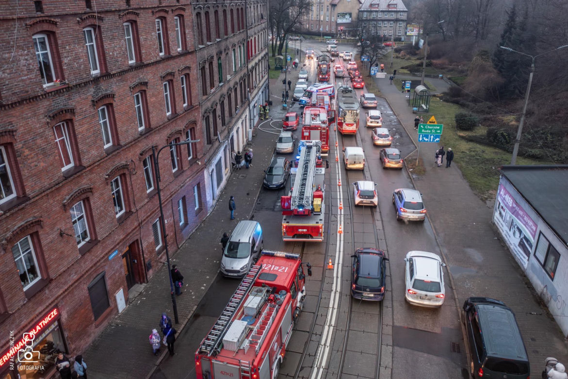 Duże utrudnienia na ul. Katowickiej w Świętochłowicach. Trwa interwencja straży pożarnej