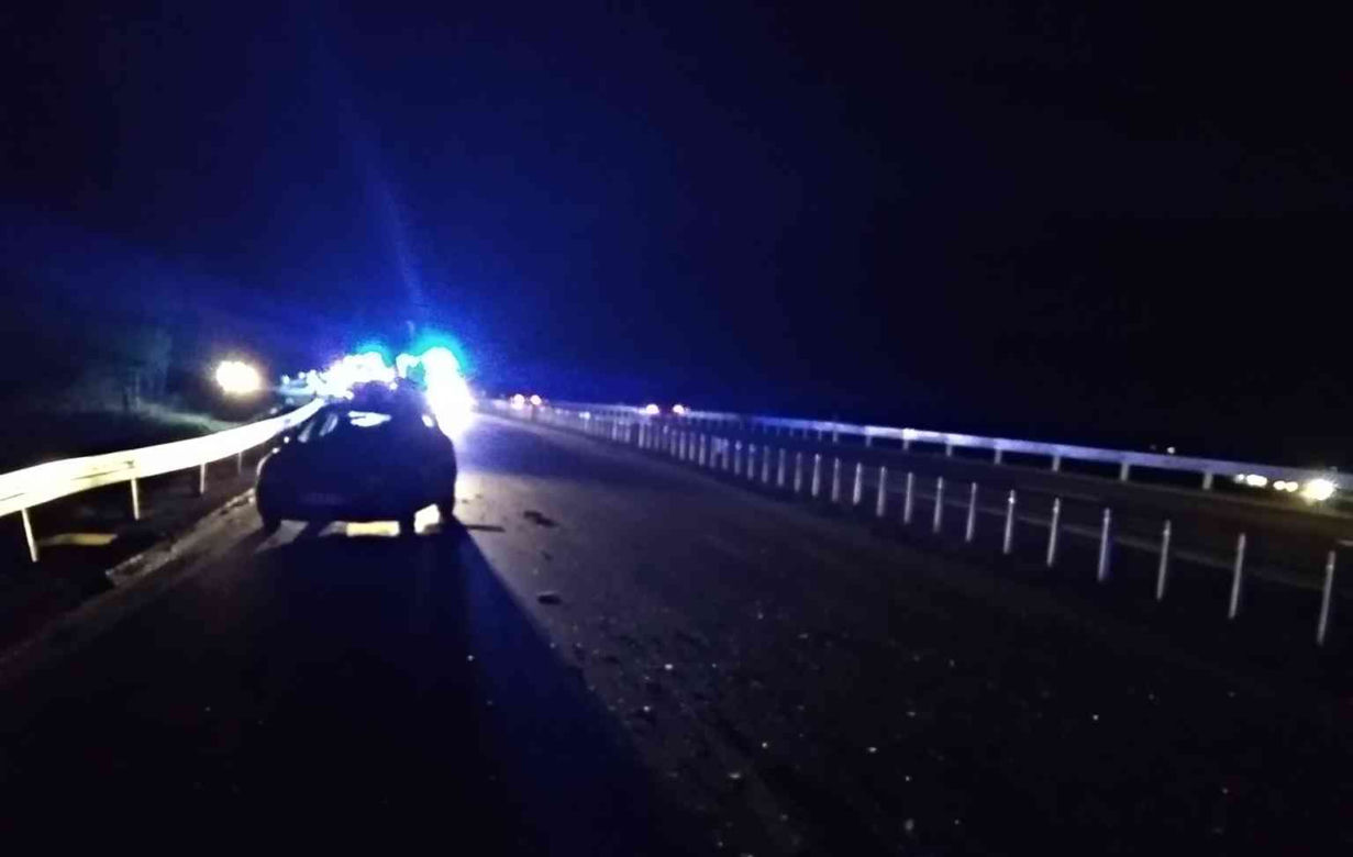 Kobieta jechała toyotą pod prąd. Zderzyła się czołowo z mercedesem