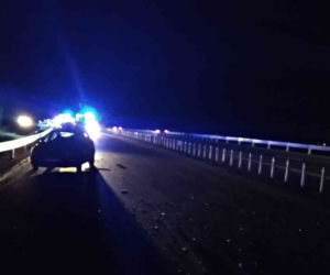 Kobieta jechała toyotą pod prąd. Zderzyła się czołowo z mercedesem