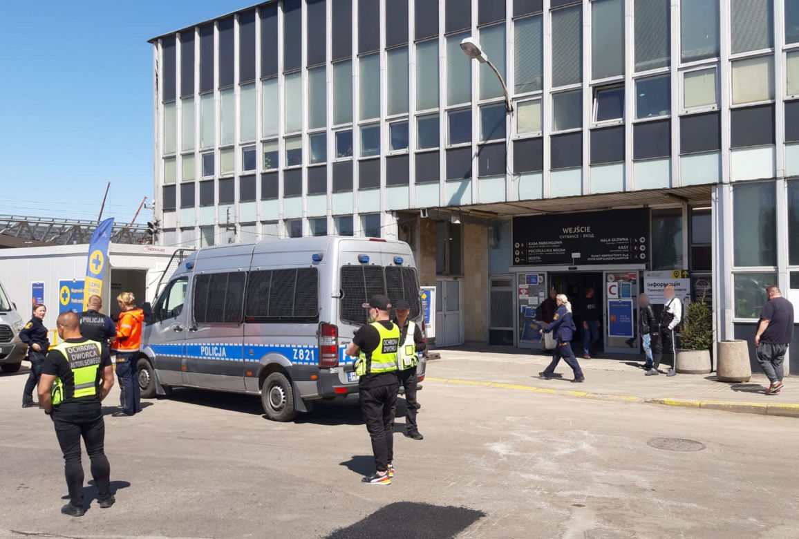 Ewakuowano pasażerów Dworca Zachodniego. Pijany wariat krzyczał, że miał bombę! 