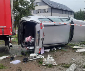 Nowy Sącz. Volkswagen dachował i uszkodził ogrodzenie