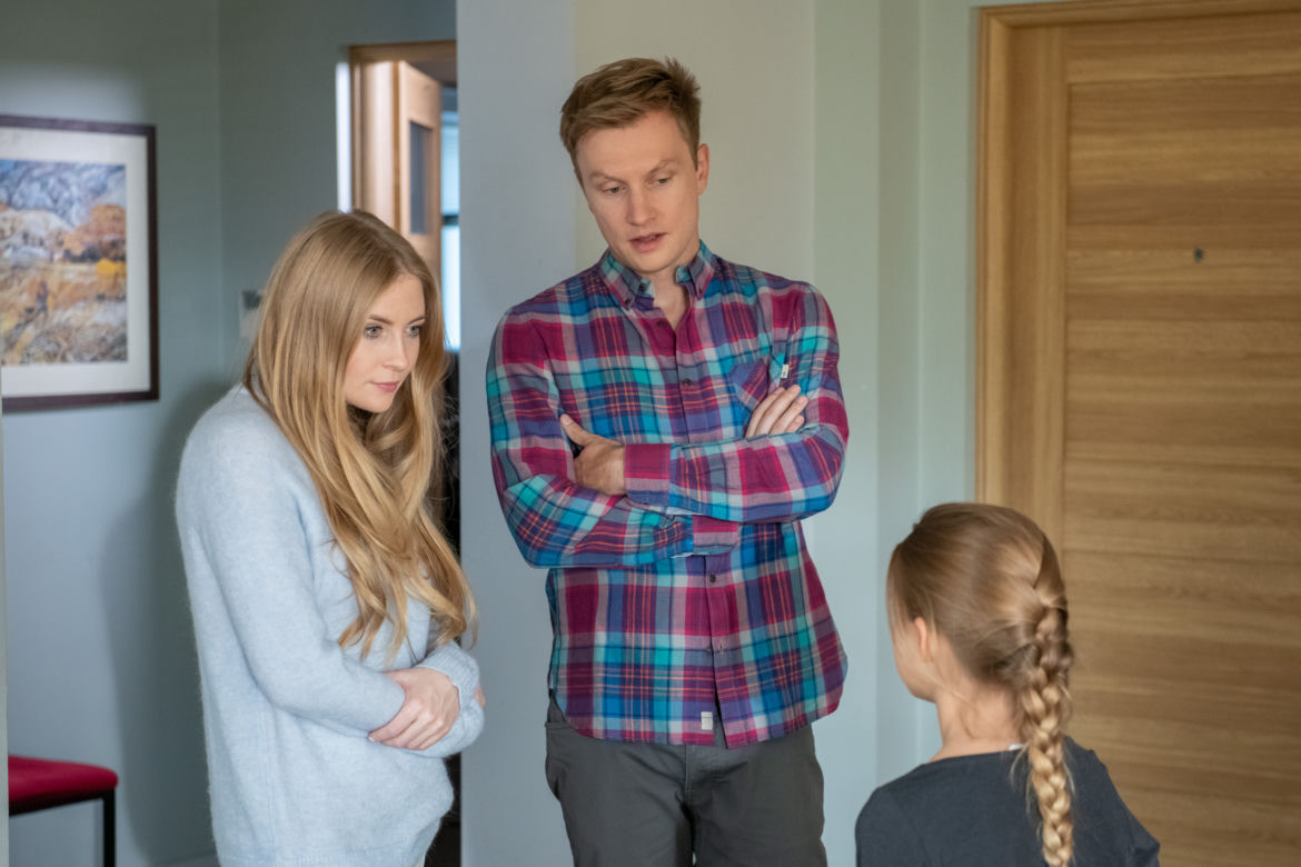 Na Wspólnej odc. 2820. Elżbieta (Paulina Chapko), Julka (Maja Oświecińska), Igor (Jakub Wesołowski)