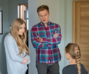 Na Wspólnej odc. 2820. Elżbieta (Paulina Chapko), Julka (Maja Oświecińska), Igor (Jakub Wesołowski)
