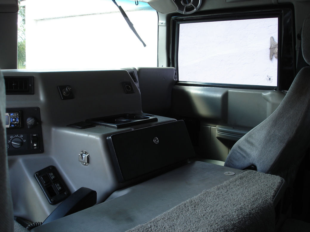 Hummer H1 koszykarza Dennisa Rodmana