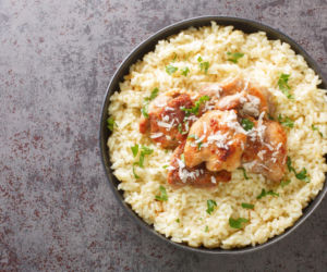 Kurczak pieczony na ryżu z czosnkiem i cytryną – cały obiad z jednego naczynia