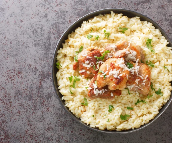 Kurczak pieczony na ryżu z czosnkiem i cytryną – cały obiad z jednego naczynia