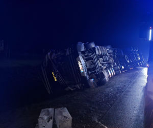 Wypadek na S5 koło Leszna. Ciężarówka z tytoniem wpadła do rowu