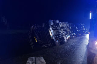 Wypadek na S5 koło Leszna. Ciężarówka z tytoniem wpadła do rowu