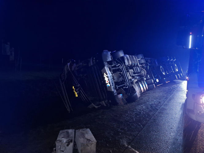Wypadek na S5 koło Leszna. Ciężarówka z tytoniem wpadła do rowu