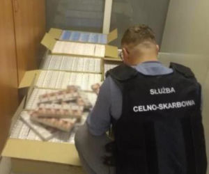 Akcja służb na S7. W samochodzie osobowym ujawniono 80 tys. sztuk nielegalnych papierosów