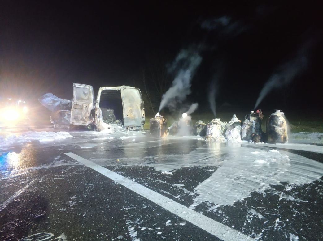 Tragedia pod Łowiczem! Kierowca zmarł w wypadku. Samochody całkowicie spłonęły 