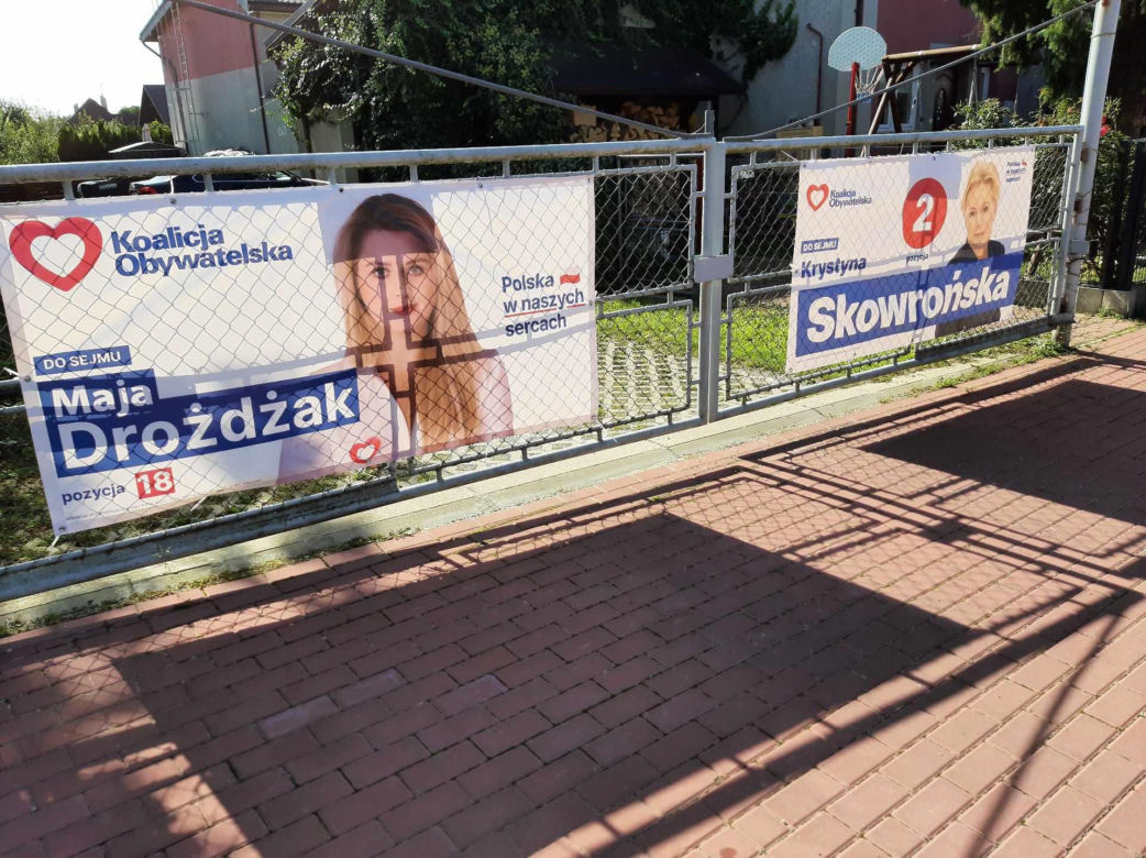 Rzeszowskie osiedla pozaklejane plakatami wyborczymi. Plakat na plakacie 