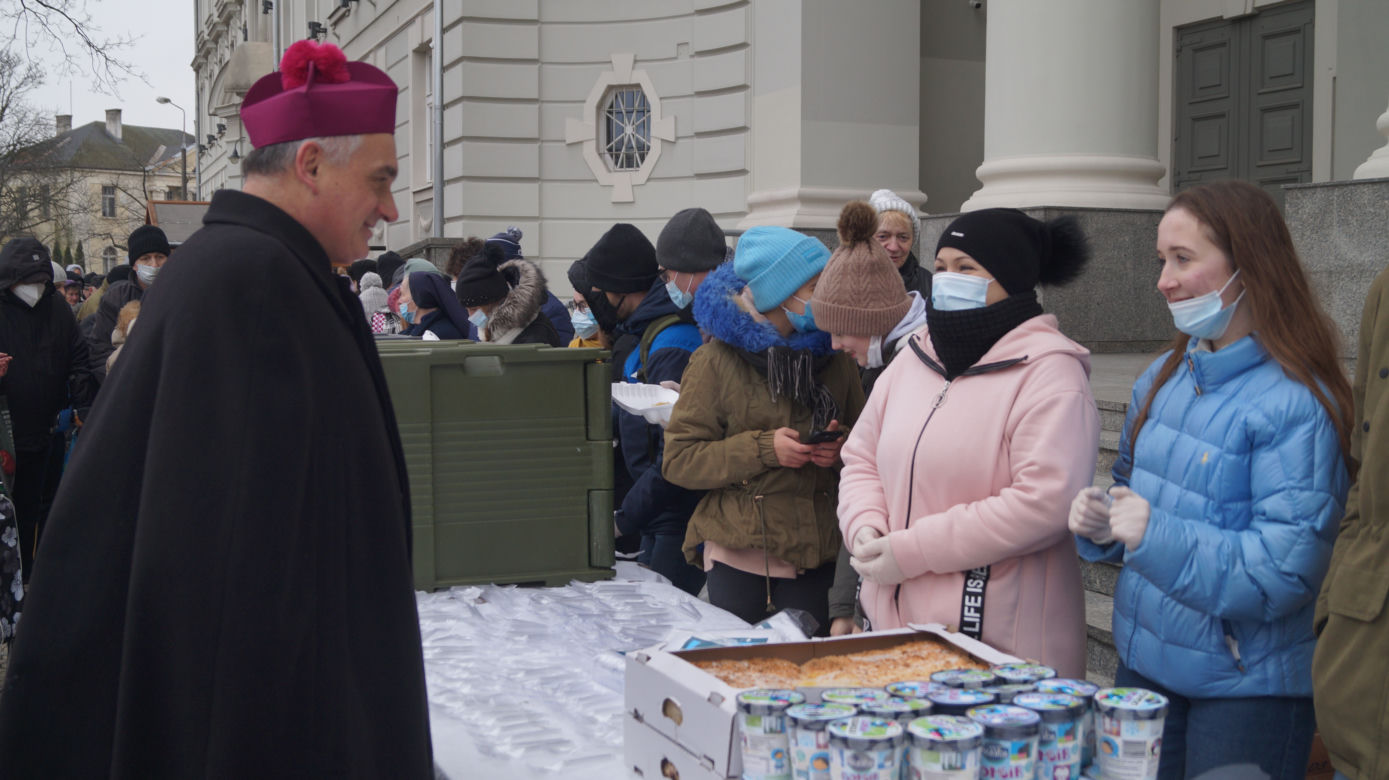 Wigilia dla bezdomnych i potrzebujących przed bydgoską Bazyliką [ZDJĘCIA]