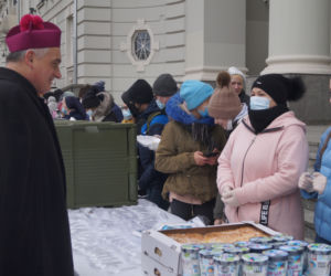 Wigilia dla bezdomnych i potrzebujących przed bydgoską Bazyliką [ZDJĘCIA]