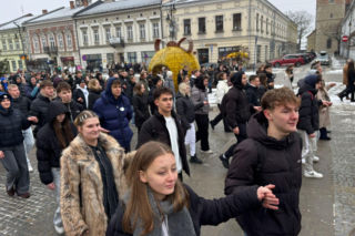 Maturzyści z Nowego Sącza zatańczyli na Rynku poloneza [ZDJĘCIA] 
