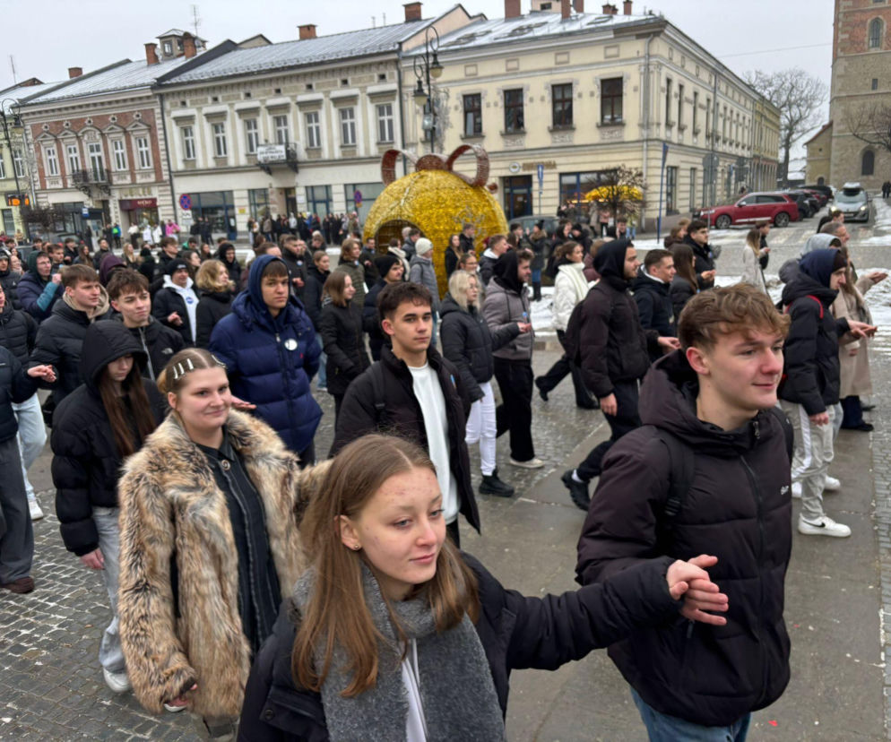 Maturzyści z Nowego Sącza zatańczyli na Rynku poloneza [ZDJĘCIA] 