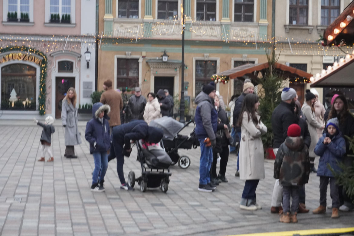 Tłumy ludzi na świątecznym spacerze na Starym Rynku w Poznaniu