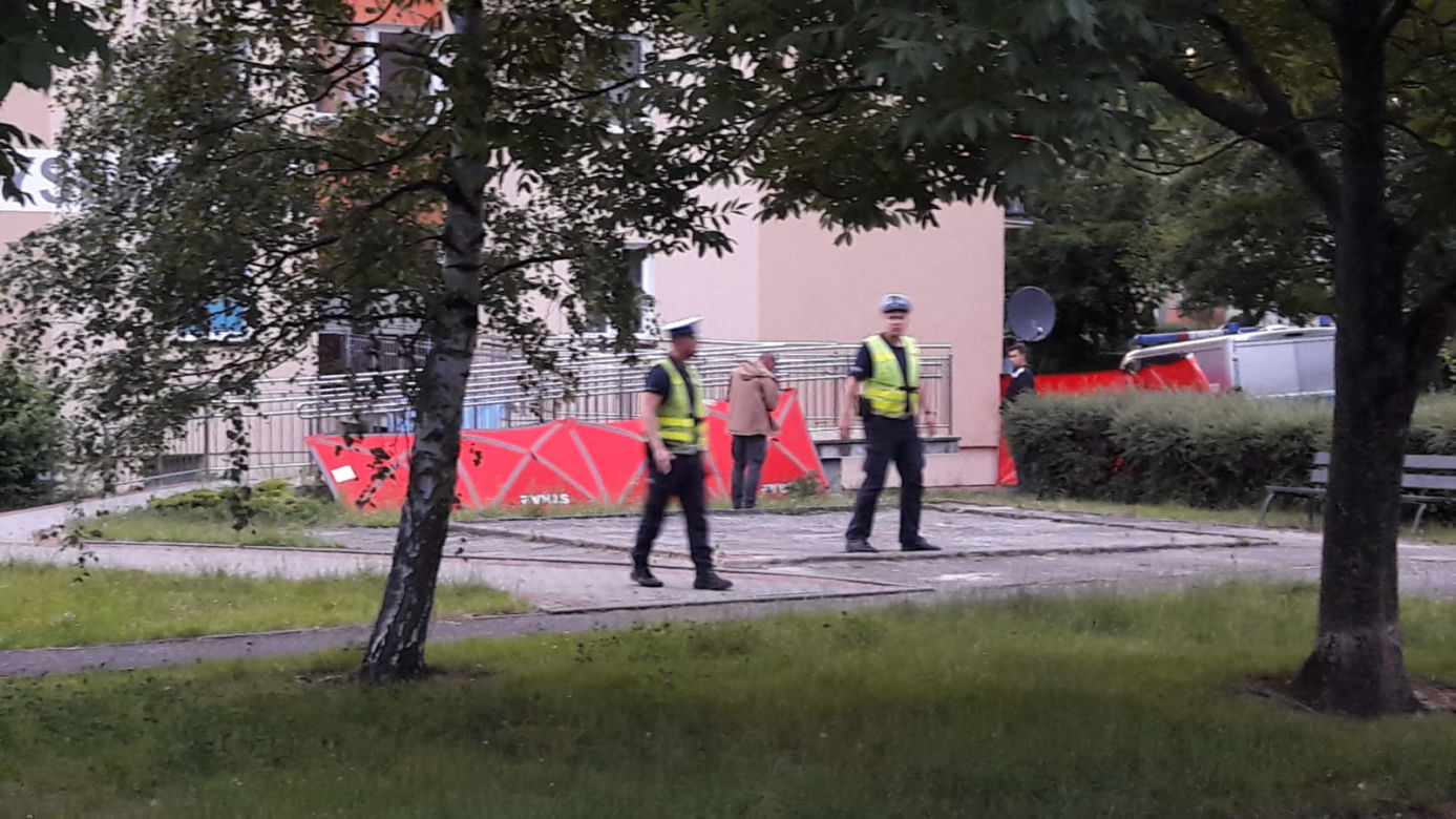 Dwoje dzieci wypadło z okna wieżowca