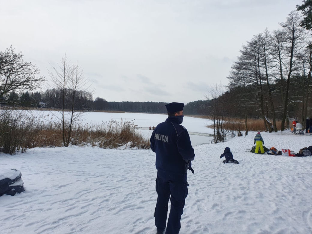 Morsom nad Jeziorem Jezuickim przyglądała się policja