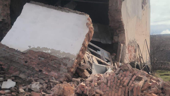 Stodoła runęła wprost na mężczyznę. Ratownicy byli bezsilni  