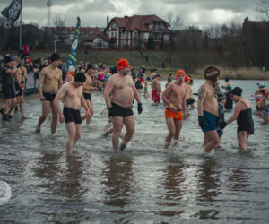 XIV Kąpiel dla odważnych. Morsy wykąpały się na Plaży Miejskiej w Ełku