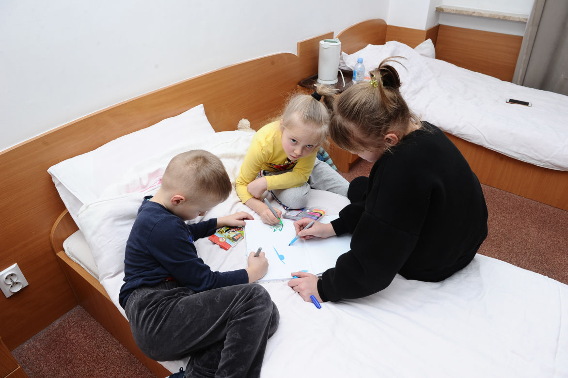 Zostawiła męża na wojnie, uciekła z dziećmi przed rakietami. Matki schroniły się pod Warszawą