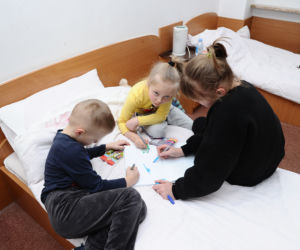 Zostawiła męża na wojnie, uciekła z dziećmi przed rakietami. Matki schroniły się pod Warszawą