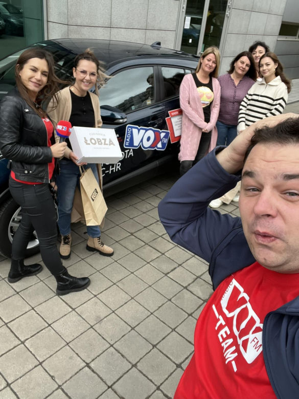 Ekipa VOX FM odwiedziła Słuchaczy! Dostali od nas rogale świętomarcińskie i radiowe gadżety