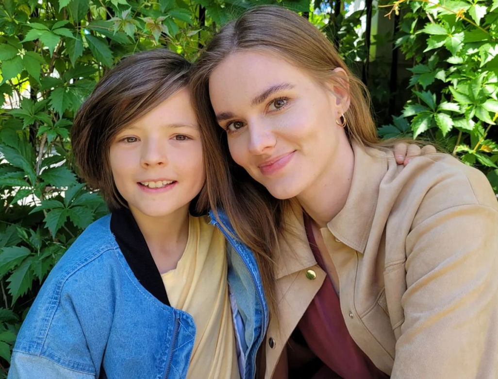 M jak miłość na planie. Franka (Dominika Kachlik) i jej syn Adam (Liam Culbreth)