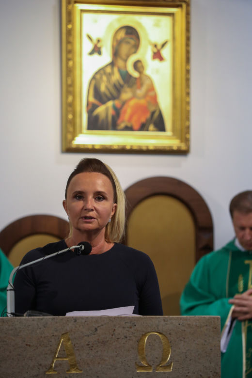 Jacek Kurski modli się w intencji zmarłej  matki