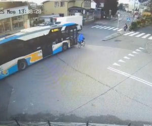 Autobus potrącił 74-letnią rowerzystkę