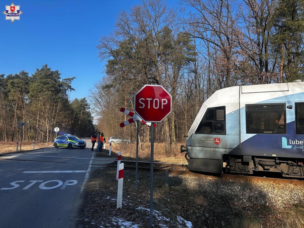 Lubelskie. Wypadek na przejeździe kolejowym. Kierowca busa wjechał wprost pod szynobus