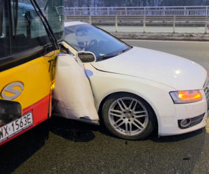 Wypadek na Trasie Łazienkowskiej. Autobus i trzy auta rozbite