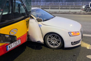 Wypadek na Trasie Łazienkowskiej. Autobus i trzy auta rozbite