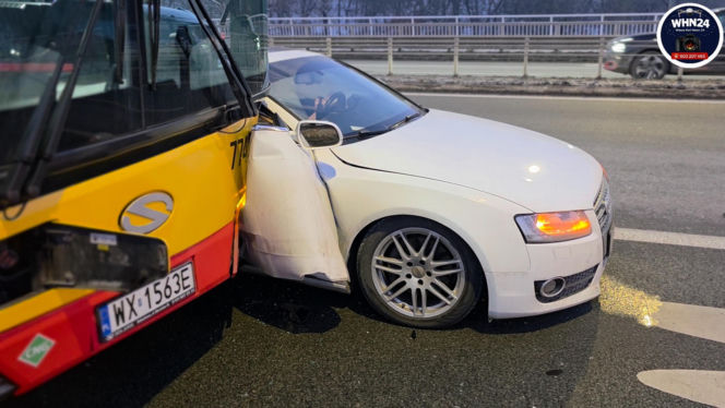 Wypadek na Trasie Łazienkowskiej. Autobus i trzy auta rozbite