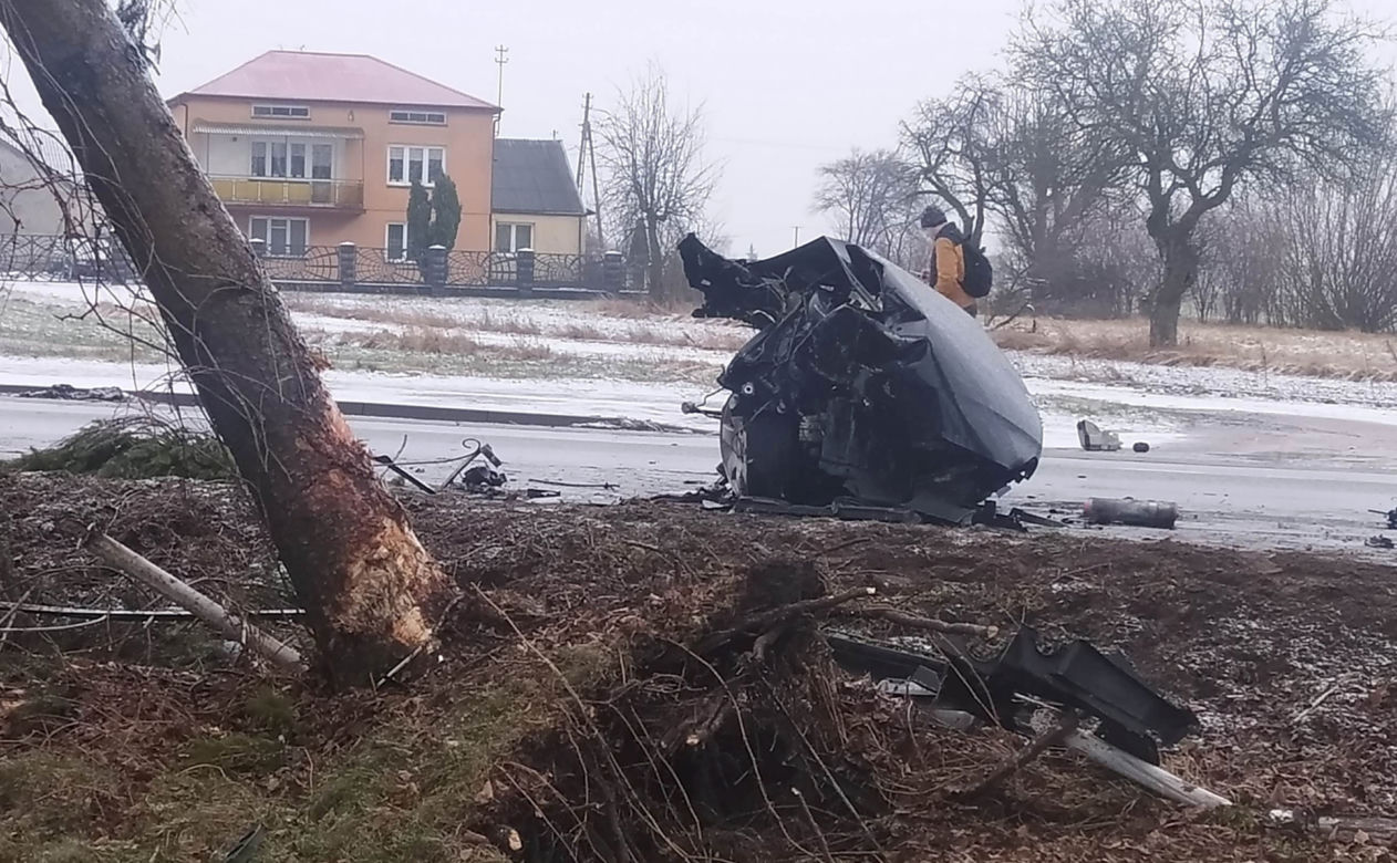 Drogowa makabra pod Siedlcami. Bmw walnęło w drzewo, auto rozpadło się na pół