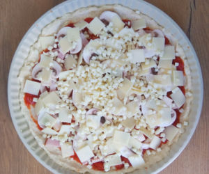 Pizza bez drożdży: jak zrobić proszkowe ciasto na pizzę?