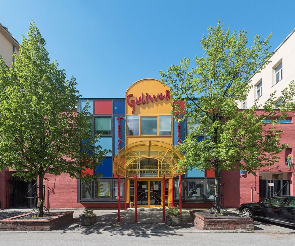 Kolorowa fasada Teatru Lalek Guliwer z żółtym napisem. O planach nowej elewacji przeczytasz na Architektura.
