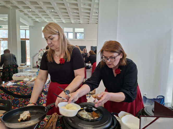 Starachowice tętnią tradycją! Trwa pierwszy Festiwal Kół Gospodyń i Gospodarzy Wiejskich „Lokalne pasje”