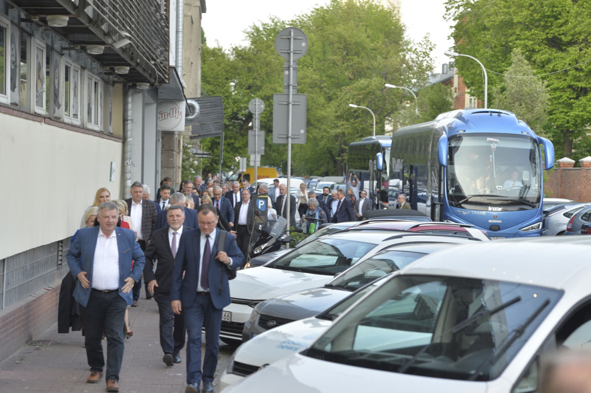 Ujawniamy kulisy posiedzenia klubu PiS w siedzibie partii