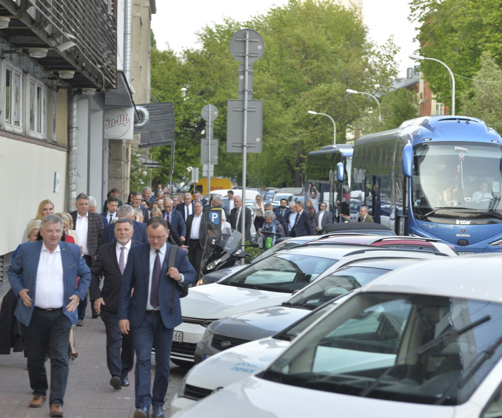 Ujawniamy kulisy posiedzenia klubu PiS w siedzibie partii