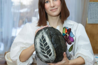 Olena Kaszuba piecze polski chleb pod Chicago