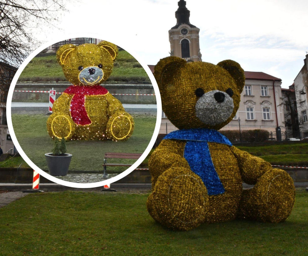 Świąteczny miś w Przemyślu wywołał burzliwą dyskusję. Poszło o kolory szalika 