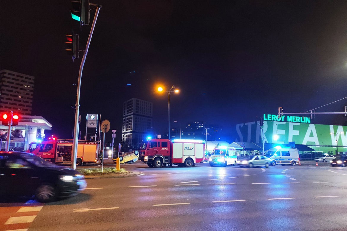 Wypadek na Ostrobramskiej. Skoda dachowała. Kobieta w ciąży w szpitalu 
