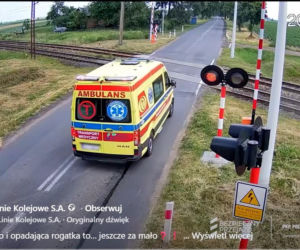 Karetka utknęła między rogatkami tuż przed nadjeżdżającym pociągiem