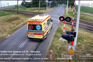 Karetka utknęła między rogatkami tuż przed nadjeżdżającym pociągiem