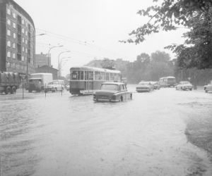 Warszawa zniknęła pod wodą! Zalane ulice i chodniki. Co tam się działo! Archiwalne zdjęcia z lat 60.